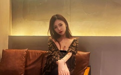 连乳贴都不带的车模